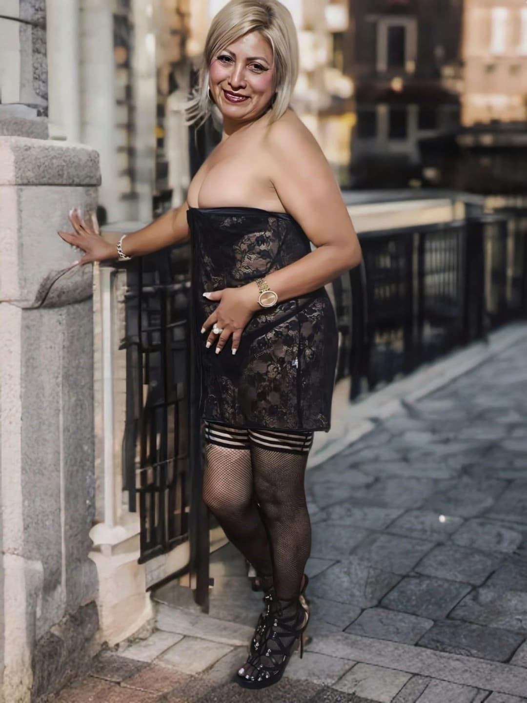 Escort Hellen posing 2