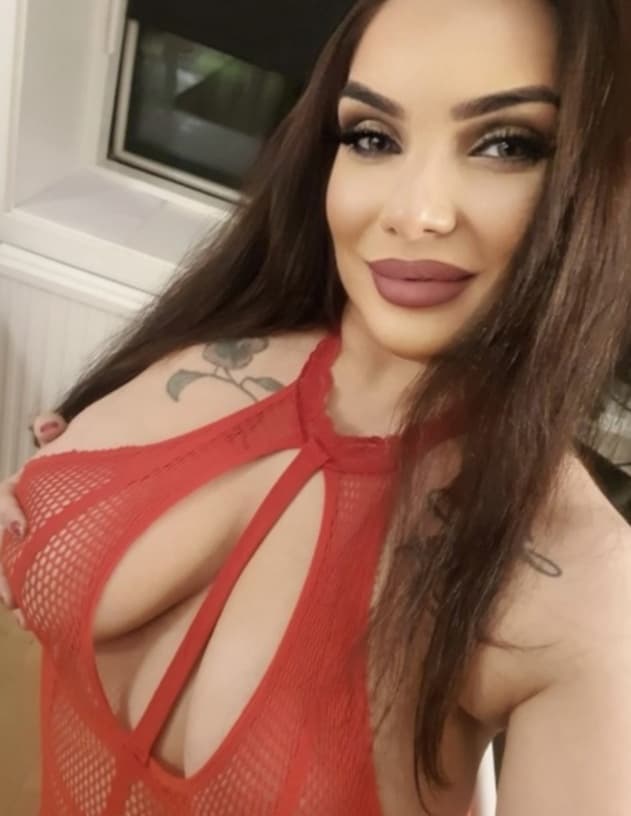 Escort Cleo posing 6