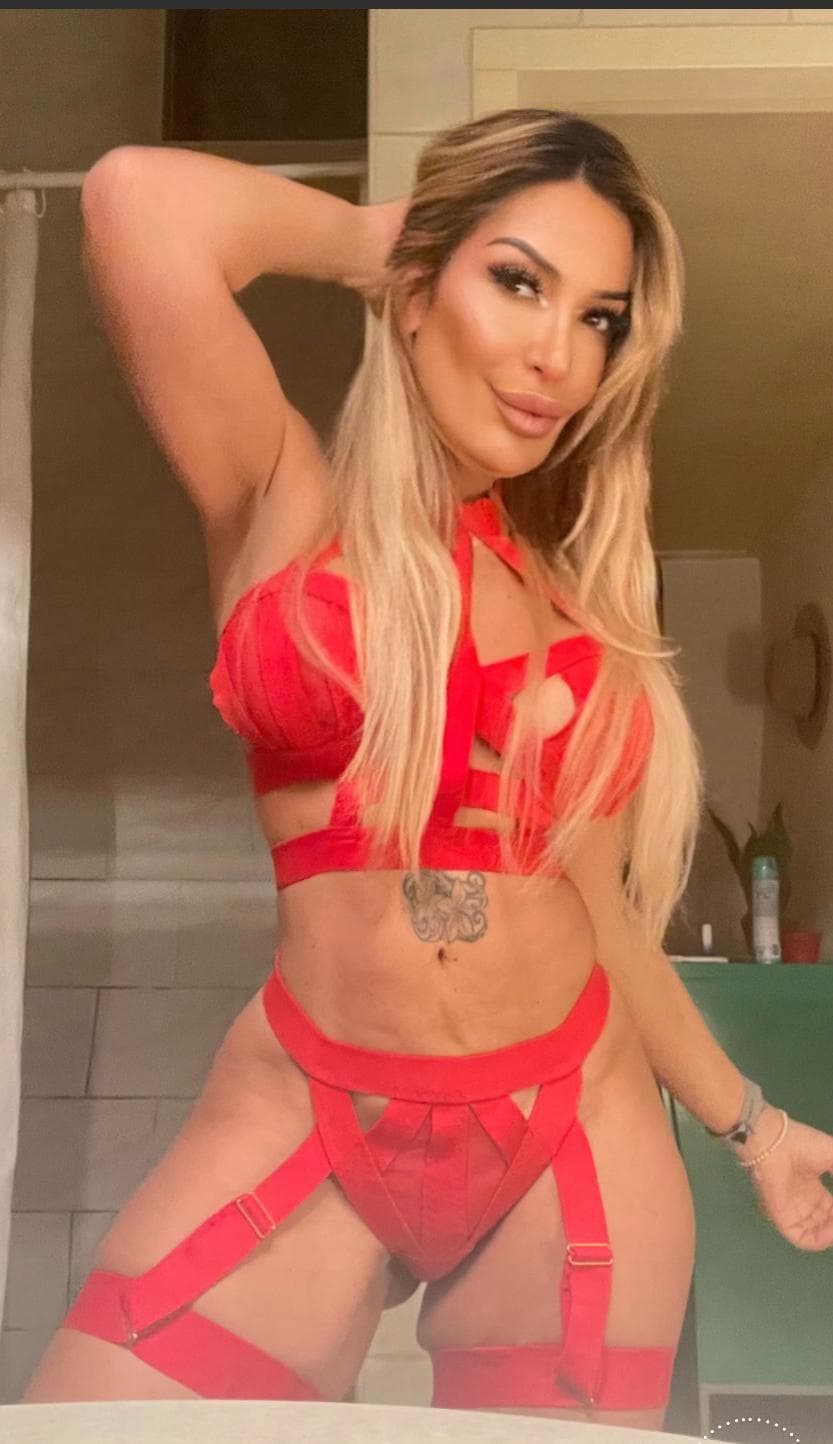 Escort Laura posing 4