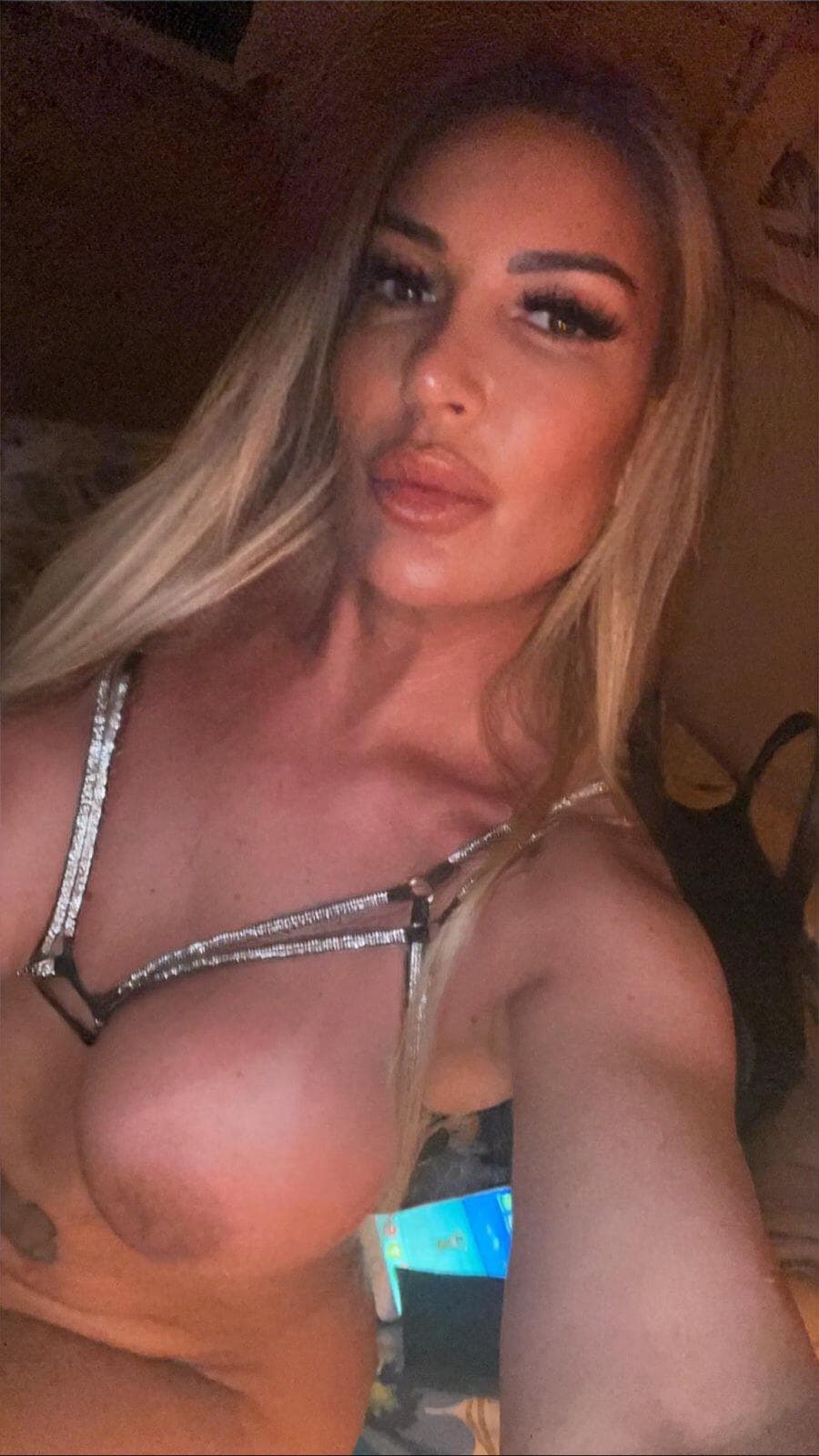 Escort Laura posing 3