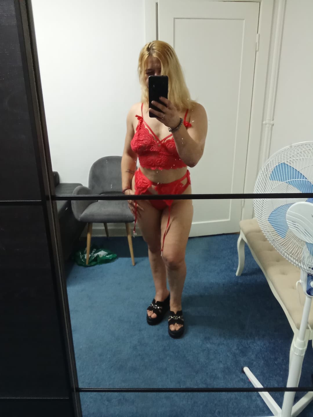Escort Nicole posing 3