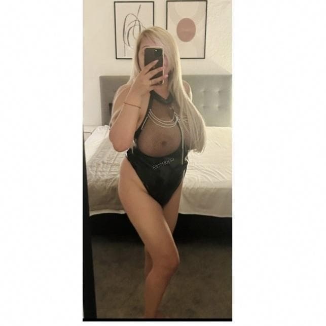 Escort Karla posing 2