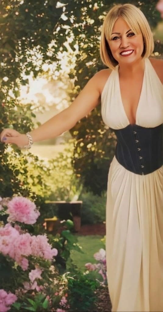 Escort Hellen posing 4