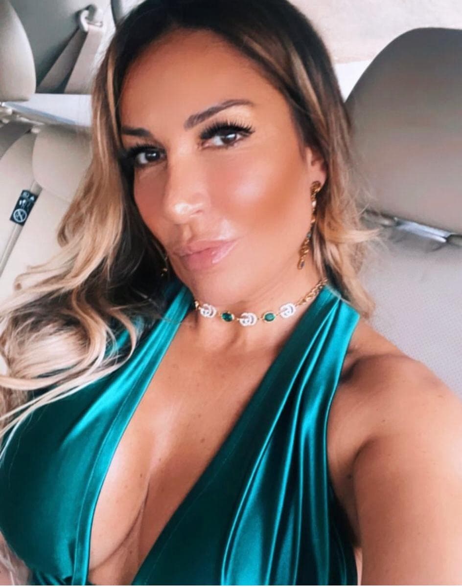 Escort Laura posing 7