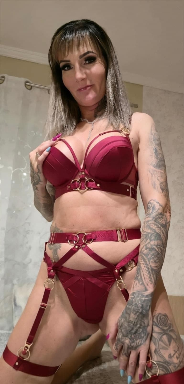 Escort Natasa posing 5