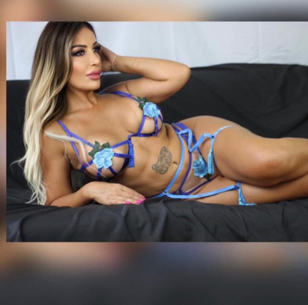 Escort Laura posing 10