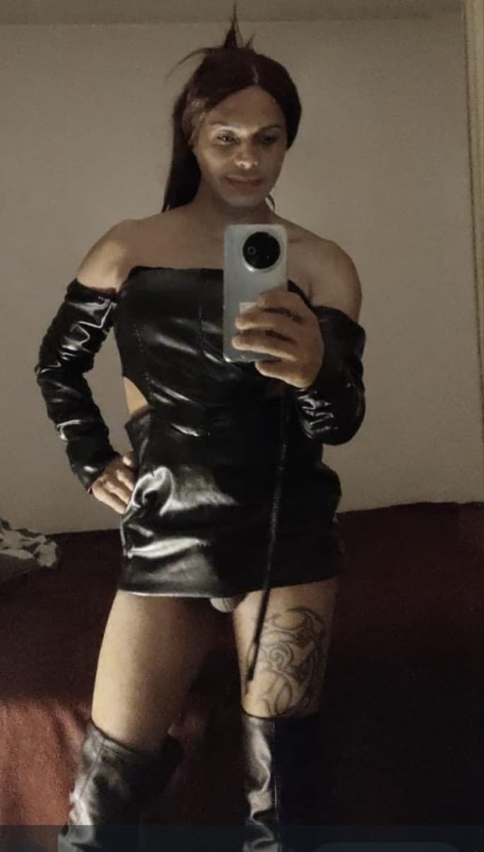 Escort DOMINANT 21CM REAL posing 2