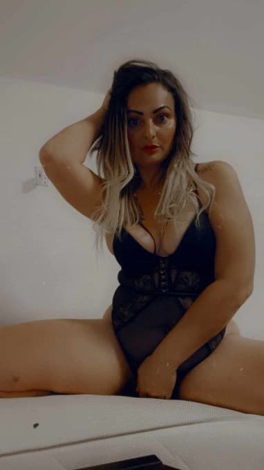 Escort Tiffany posing 9