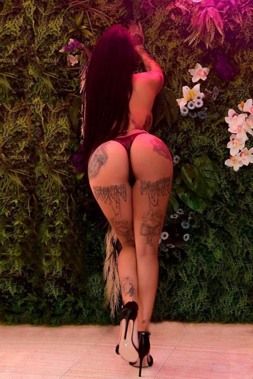 Escort Isabela posing 7