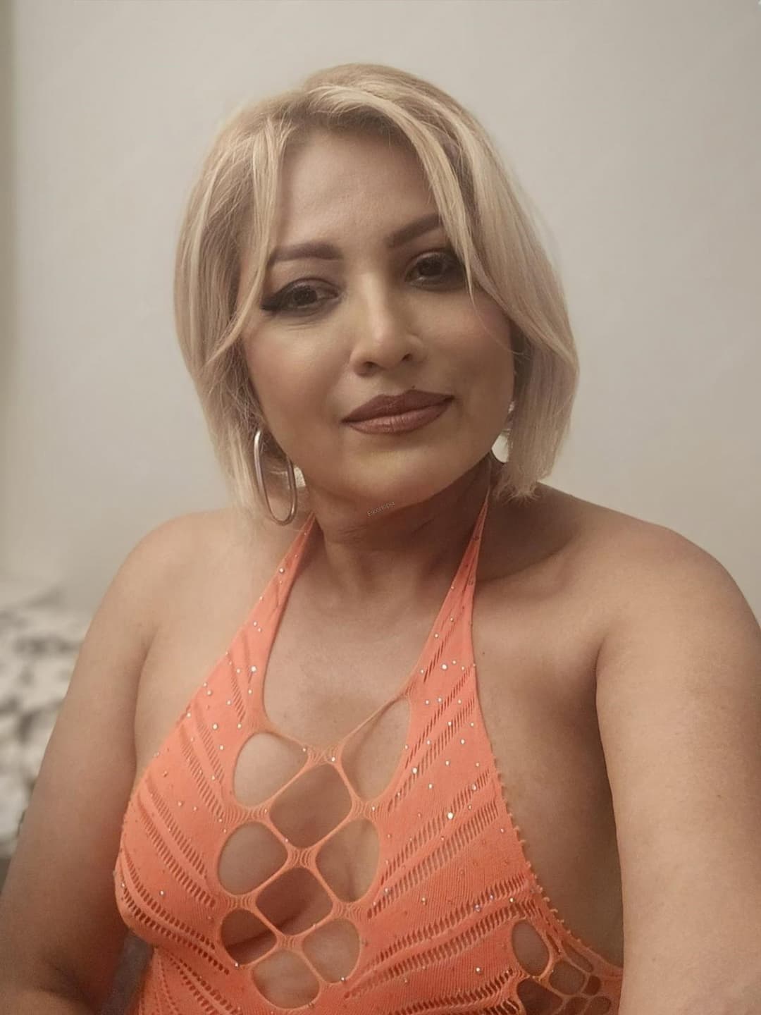 Escort Hellen posing 5