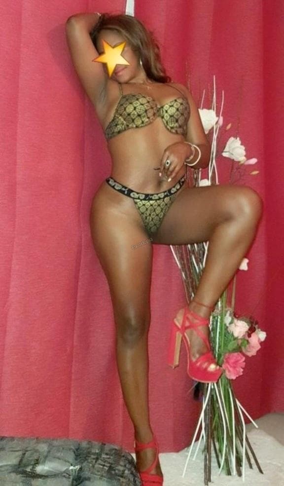 Escort Saray posing 6