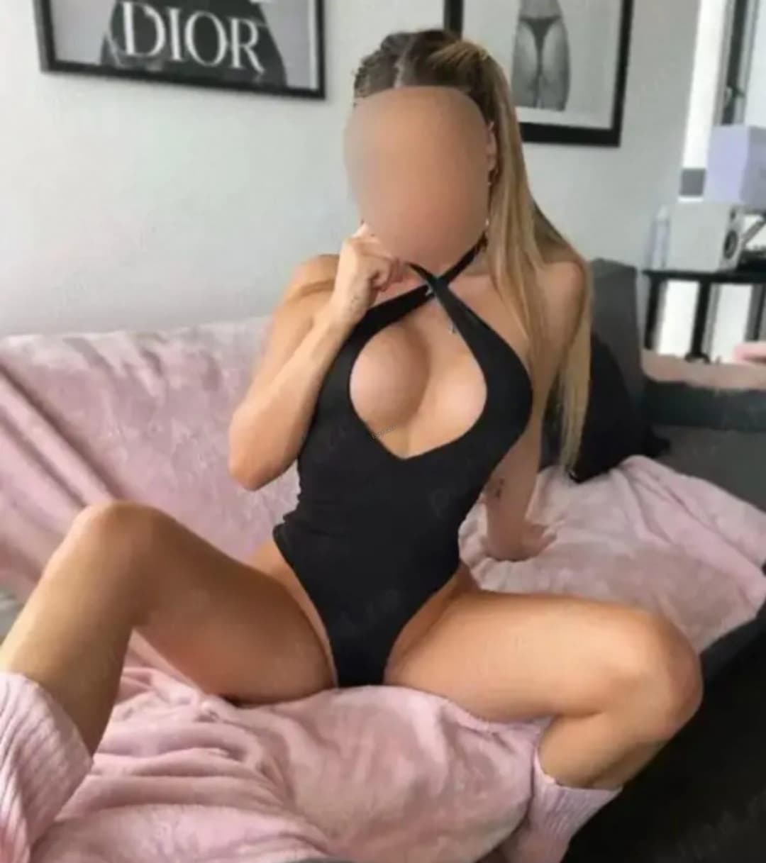 Escort Ariana posing 5